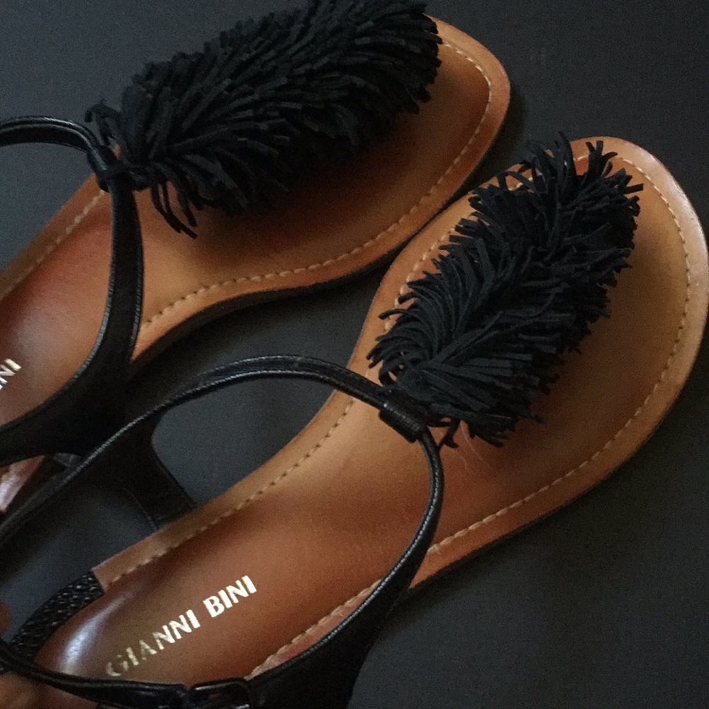 10M sandals